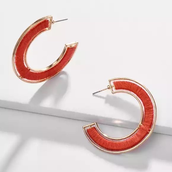 2/$35🖤 Anthropologie Red Embroidered Weave Gold Plated C Hoop Earrings D3 - Picture 1 of 7